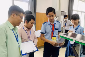 Ban giám khảo đang chấm các dự án tại vòng chung kết cuộc thi KHKT cấp thành phố năm học 2020-2021.