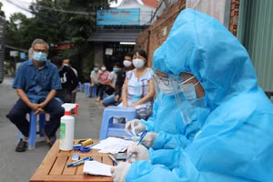 Lấy mẫu tầm soát SARS-CoV-2 tại TP.HCM. Ảnh: HCDC