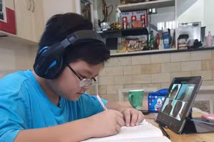 Học sinh tại TPHCM học trực tuyến trong đợt nghỉ phòng dịch hồi học kỳ 2 năm học 2019-2020. Ảnh minh hoạ 