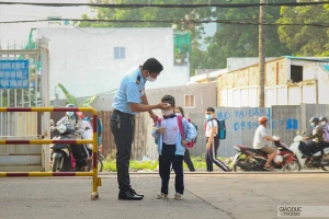 Học sinh được đo thân nhiệt, yêu cầu đeo khẩu trang, rửa tay sát khuẩn khi vào trường.