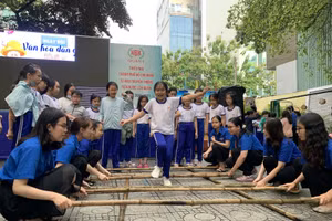 Học sinh hào hứng tham gia nhảy sạp trong ngày hội Văn hoá dân gian.