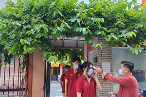 Học sinh TP.HCM được kiểm tra thân nhiệt trước khi vào trường. Ảnh minh hoạ 