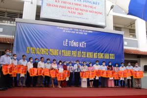 Lãnh đạo Sở GD-ĐT TP.HCM trao cờ lưu niệm cho các đơn vị phòng GD-ĐT tham gia cuộc thi năm 2021.