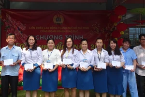 Đại diện Công đoàn GD TP.HCM trao quà Tết cho giáo viên, nhân viên Trung tâm Hỗ trợ phát triển giáo dục hòa nhập Tân Bình. Ảnh T.Nguyễn