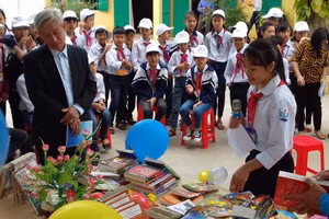 Nhà giáo Phạm Tiến Dũng trong một cuộc thi giới thiệu về sách của học sinh.