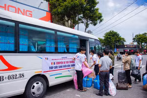 Chuyến xe yêu thương, tiếp sức tân sinh viên tới trường.