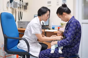 Bác sĩ Ninh Thị Phương Mai khám bệnh cho trẻ.