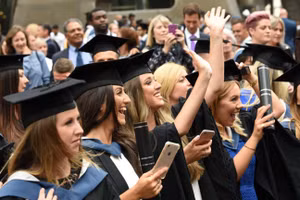 Nhiều sinh viên muốn đi học nhưng không muốn mắc nợ tài chính. Ảnh: ITN