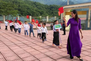 Cô và trò ở điểm trường Sa Ná, Trường Tiểu học Na Mèo (Quan Sơn) trong ngày khai giảng năm học mới.