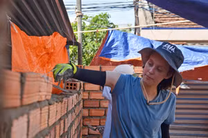 Caia vui vì được góp sức xây nhà cho những hoàn cảnh khó khăn. Ảnh: TG