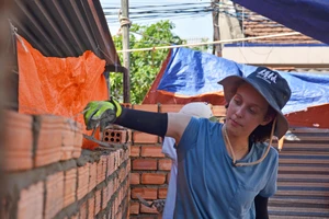 Caia vui vì được góp sức xây nhà cho những hoàn cảnh khó khăn. Ảnh: TG