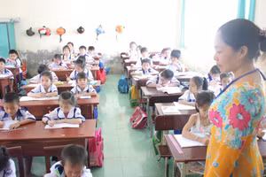 Cô trò Trường TH thị trấn Năm Căn, huyện Năm Căn (Cà Mau).