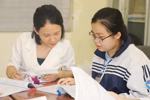 Quỳnh Phương và cô Hứa Hoa Mai – bồi dưỡng chính Đội tuyển học sinh giỏi môn Lịch sử của trường.