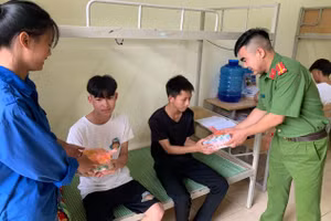 Các tổ chức đoàn thể hỗ trợ thí sinh dự thi tại điểm Trường THPT Mường Kim (Lai Châu).