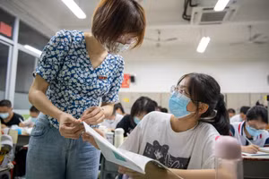 Một giáo viên trung học nói chuyện với một học sinh cuối cấp tại một trường trung học ở Phủ Điền, tỉnh Phúc Kiến. Ảnh: Sixthtone