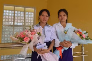 Nhờ sự giúp đỡ của Bộ đội Biên phòng Quảng Bình, em Cao Thị Lệ Hằng đã nỗ lực, cố gắng và trở thành người Rục đầu tiên đậu vào đại học.