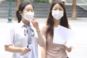 Thí sinh tham dự Kỳ thi tốt nghiệp THPT 2022 tại Hà Nội. Ảnh: Sỹ Điển