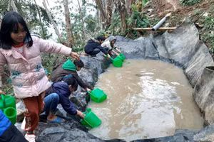Trường PTDTBT TH Tả Gia Khâu tận dụng nước thải sinh hoạt để lắng tưới rau, trồng cây. Ảnh: NTCC