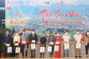 Chương trình Tết sum vầy, Xuân bình an được Công đoàn Giáo dục Việt Nam tổ chức hàng năm nhằm động viên nhà giáo vùng khó.