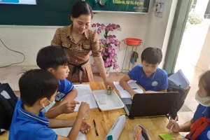 Cô Mai Thị Lệ Thúy và học trò trong giờ học.