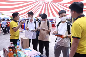 Sinh viên tham gia ngày hội việc làm tại Trường ĐH Thủy Lợi. 