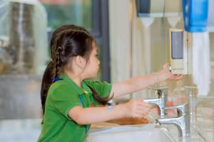 Học sinh Trường Marie Curie sử dụng nhà vệ sinh tiêu chuẩn 5 sao.