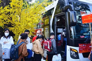 Sinh viên ra xe về quê ăn Tết bằng những tấm vé xe miễn phí từ Trung tâm Hỗ trợ Học sinh, Sinh viên TPHCM.