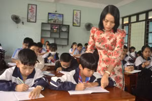 Sau những đợt xạ trị, cô Liên lại nén cơn đau để đến lớp giảng bài cho học trò.