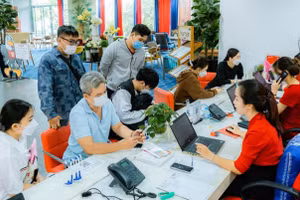 Phụ huynh và học sinh được bộ phận hỗ trợ sinh viên Trường ĐH Quốc tế Hồng Bàng tư vấn nơi ở trọ.