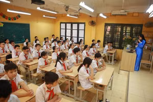 Cô trò Trường THCS Thái Thịnh, Đống Đa, Hà Nội.