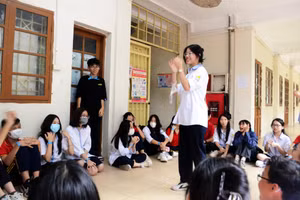 Học sinh Trường THPT Kim Liên (Hà Nội) sinh hoạt câu lạc bộ. Ảnh: NTCC