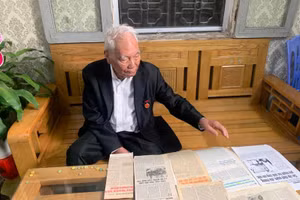 Nhà giáo Nguyễn Thìn Xuân lưu giữ các bài báo là những kỷ niệm về phong trào Bình dân học vụ.