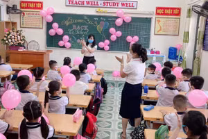 Cảm xúc tích cực của thầy cô giúp quá trình giáo dục thêm hiệu quả. Ảnh: NTCC. Trường Tiểu học Núi Đèo (Thủy Nguyên, Hải Phòng).