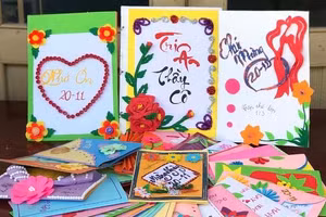 Học sinh Trường Tiểu học Thái Phiên, xã Tam Đại (Phù Ninh, Quảng Nam) làm thiệp chúc mừng thầy cô nhân ngày Nhà giáo Việt Nam 20/11. Ảnh: NTCC