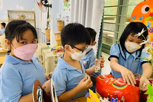 Học sinh Trường Tiểu học Phú Thọ hào hứng tham gia mô hình “Nuôi heo đất”.