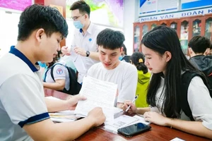 Áp lực “thu hộ” tiền học phục vụ cho giáo dục của học sinh sẽ không còn đặt trên vai giáo viên. Ảnh minh họa