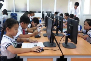 Học sinh tiểu học Hà Nội trong giờ học Tin học. Ảnh: INT