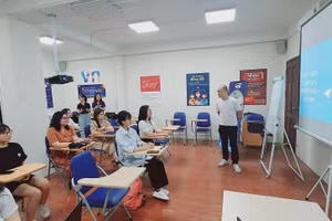 Giảng viên, sinh viên Trường ĐH Hòa Bình (Hà Nội) kiến tập tại doanh nghiệp. Ảnh:Website của trường