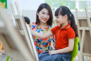 Học sinh tiểu học tiếp cận với môn Mỹ thuật thông qua hướng dẫn của giáo viên. Ảnh minh họa