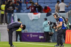 Huấn luyện viên Hajime Moriyasu đến trước khán đài của cổ động viên Nhật Bản và cúi gập người, sau khi đội nhà bị Croatia loại.