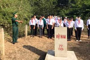 Cán bộ Đồn Biên phòng Lộc Thành thông tin về chủ quyền an ninh biên giới cho học sinh Trường Tiểu học & THCS Lộc Thành tại thực địa.