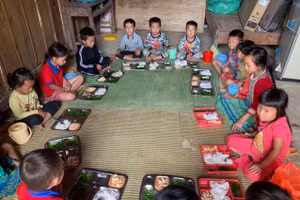 Học sinh ở điểm bản Huổi Chát được hỗ trợ bữa trưa.