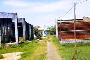 Hiện trạng đường dây, trụ điện khu vực khối phố Câu Hà xuống cấp nghiêm trọng, nguy cơ xảy ra tai nạn điện rất cao. 