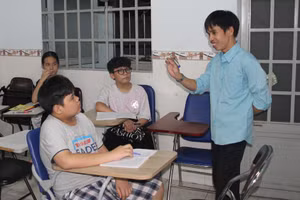 Anh Khánh trong một tiết dạy tiếng Anh cho các em nhỏ.