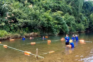 Các đoàn viên, thanh niên xã Vĩnh Hà, huyện Vĩnh Linh ngăn sông tạo không gian dạy bơi cho học sinh.