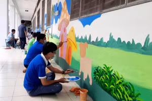 Thầy cô giáo tỉnh An Giang trang trí trường lớp chuẩn bị năm học 2022 - 2023. Ảnh: Trọng Nhân.