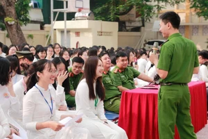 Học sinh Trường THPT Kim Liên (Hà Nội) trong một buổi tuyên truyền về phòng chống bạo lực học đường.