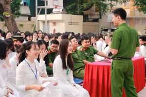 Học sinh Trường THPT Kim Liên (Hà Nội) trong một buổi tuyên truyền về phòng chống bạo lực học đường.