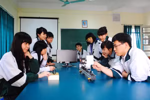 Học sinh Trường THPT Lômônôxốp trong giờ thực hành. Ảnh minh họa