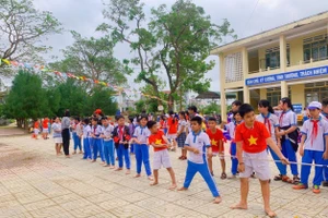 Hoạt động ngoại khóa của học sinh Trường Tiểu học thị trấn Sông Vệ (huyện Tư Nghĩa, Quảng Ngãi).